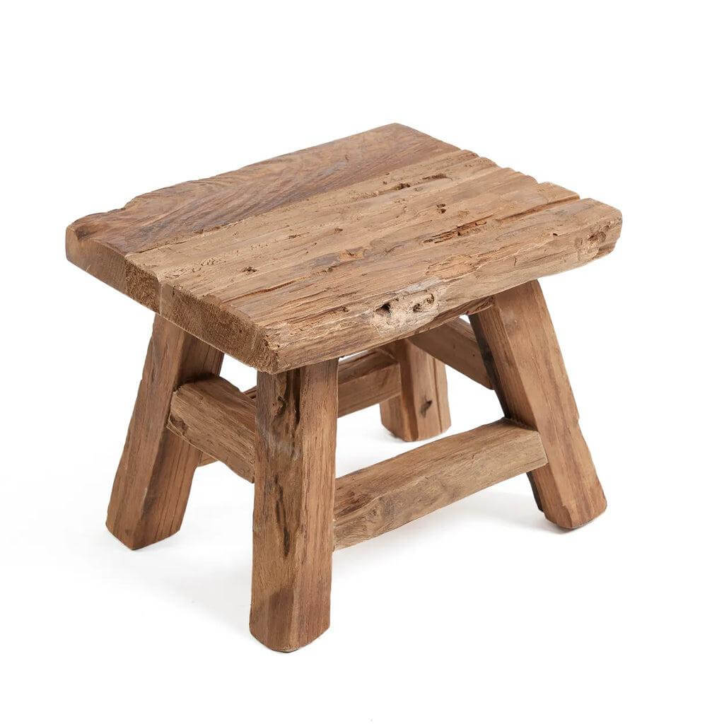 Rustieke De Yoke kruk S in natuurlijk gerecycleerd teakhout, perfect voor duurzame en stijlvolle interieurs.