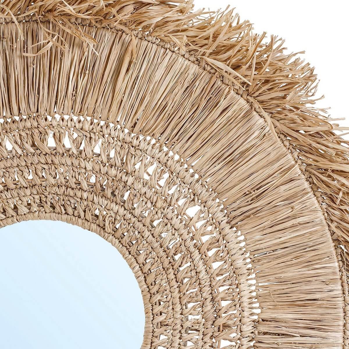 Bohemian Yuki spiegel met natuurlijke raffia franjes en vijf geweven ringen voor een kustsfeer in elk interieur.