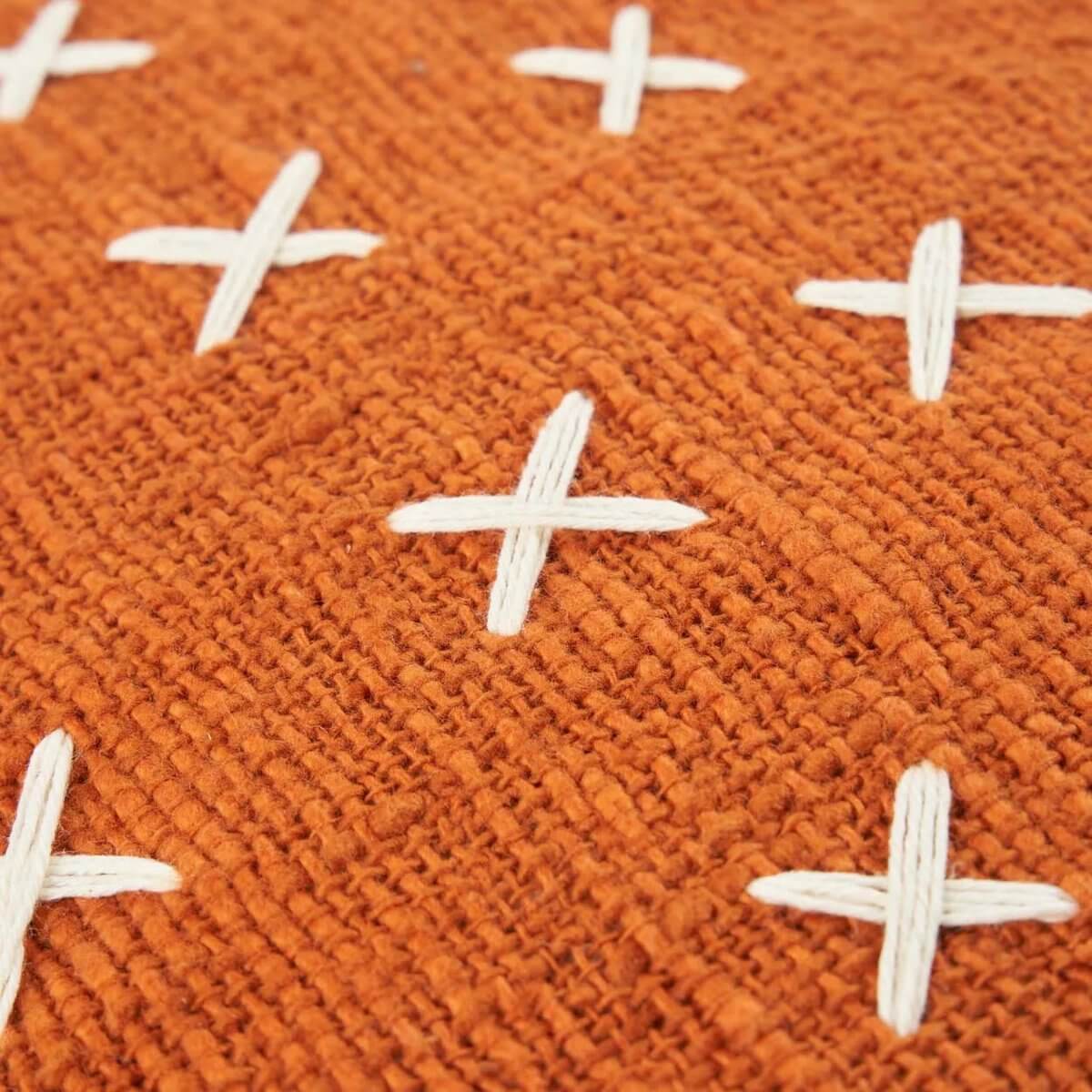 Terracotta kussenhoes met wit kruispatroon, Zillion Kiss stijl, warme en aardse stijl voor een luxe uitstraling.