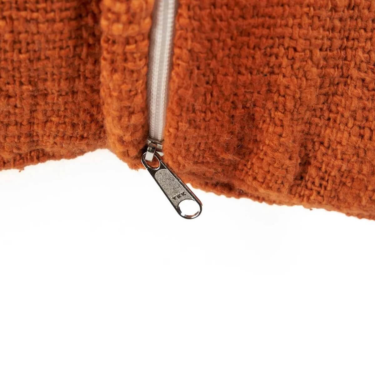 Detail van ritssluiting op terracotta Zillion Kiss kussenhoes, textuur zichtbaar, voegt warme en luxe uitstraling toe.