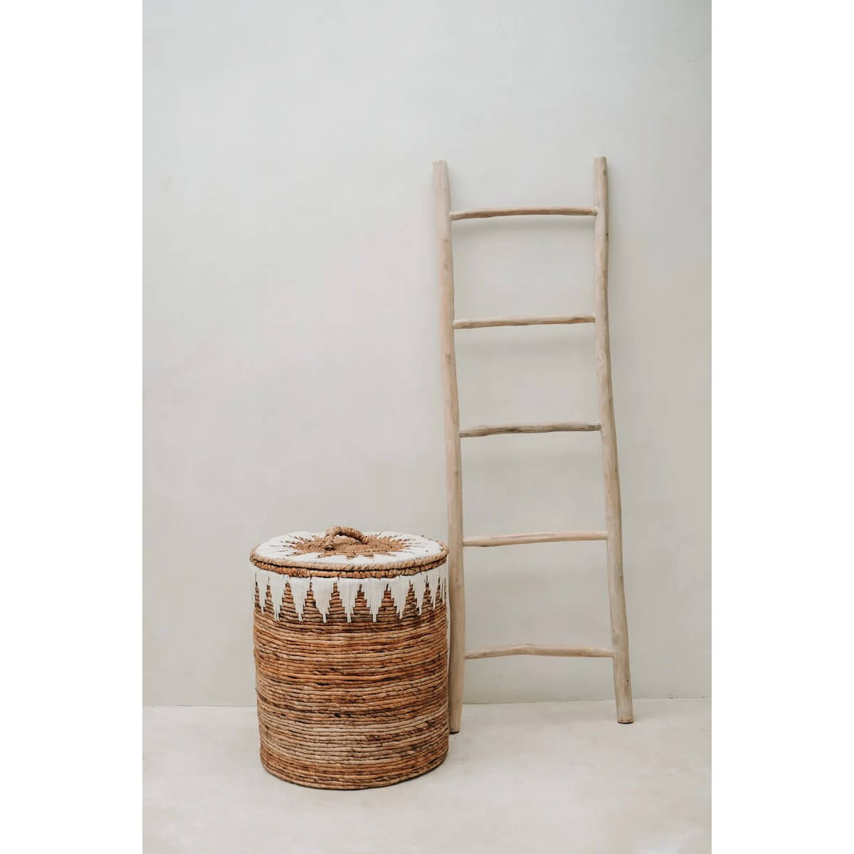 Handgeweven bananengestikte wasmand - L naast houten ladder in modern interieur