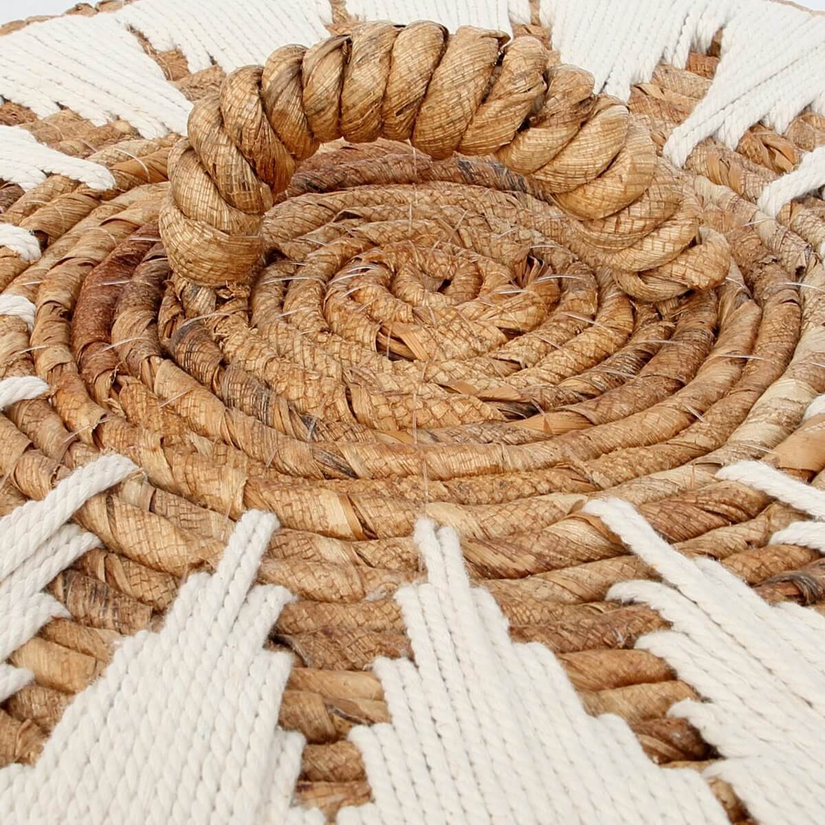 Detail van handgemaakte bananengestikte wasmand met katoenen stiksel, duurzame bohemian uitstraling.