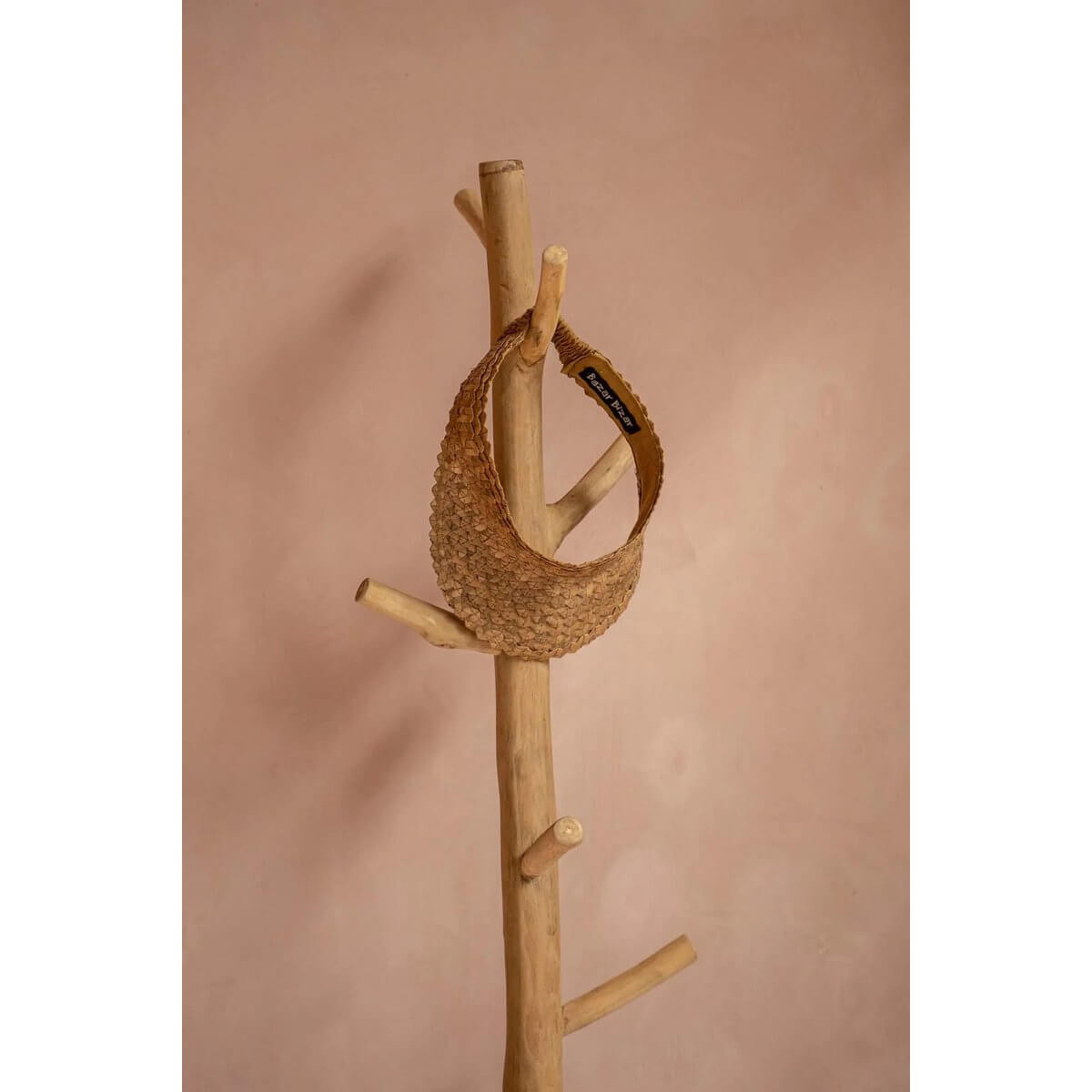 Bohemian beton en teakhouten kleerhanger met hoed in handgemaakte Bazar Bizar Living stijl.