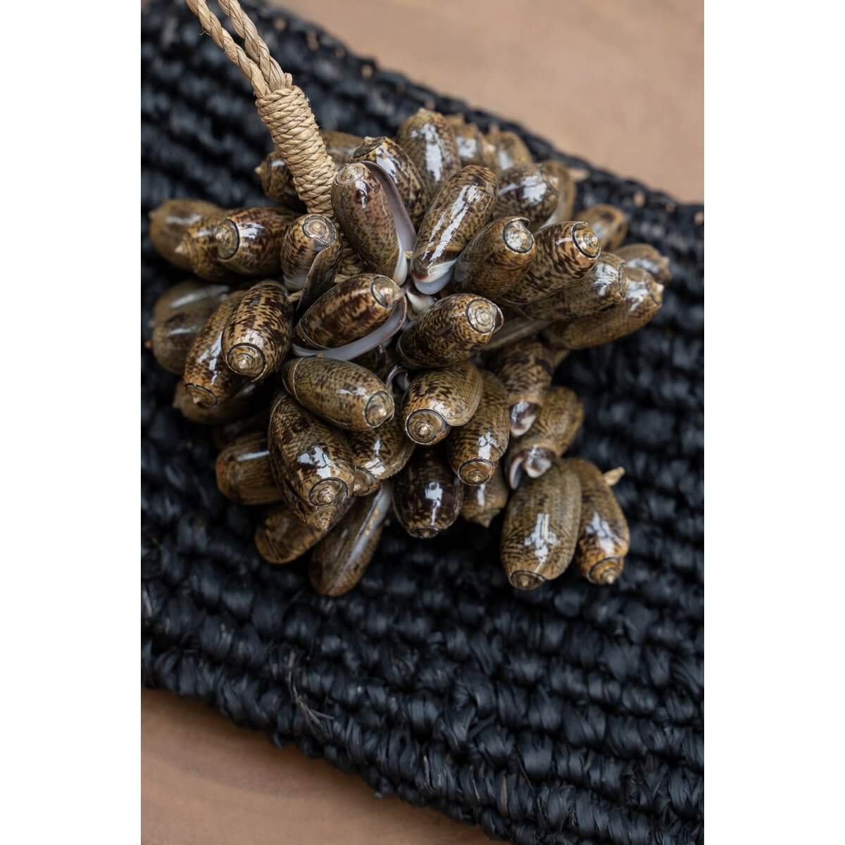 De bruine kauri shell kwast met exotische bohemien uitstraling, handgemaakt van schelpen. Perfect voor huisdecoratie. Bazar Bizar Living.