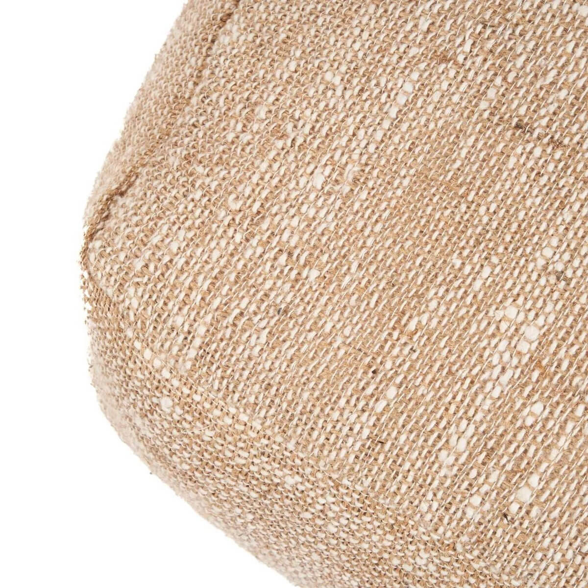 Close-up van een beige, comfortabele poef gemaakt van duurzame stof, perfect voor extra zitplaatsen en stijlvol interieur.