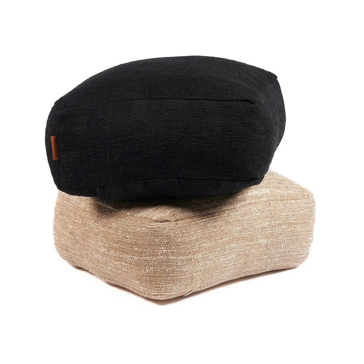Twee comfortabele poefs in beige en zwart gestapeld, perfect voor loungen of extra zitplaats, met een zachte, duurzame stof.