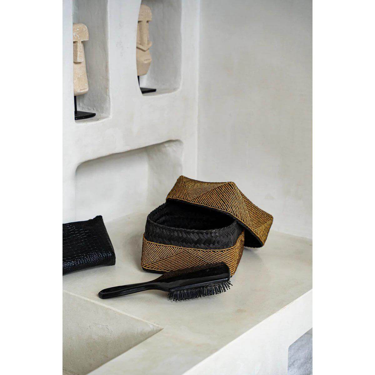 Balinese kralenmand goud S, handgemaakt decoratieve doos op tafel; stijlvolle en functionele opberger voor thuis.