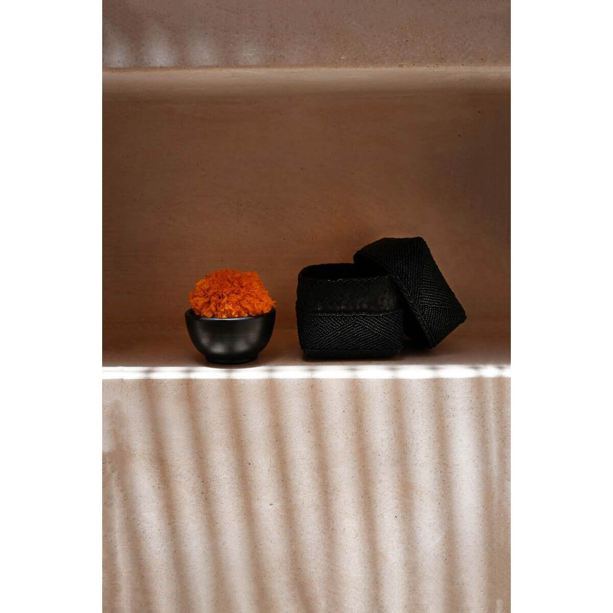 Handgemaakte zwarte kralenmand en decoratieve doos uit Bali, perfect voor opslag of als opvallend interieurstuk. Uniek Balinees vakmanschap.