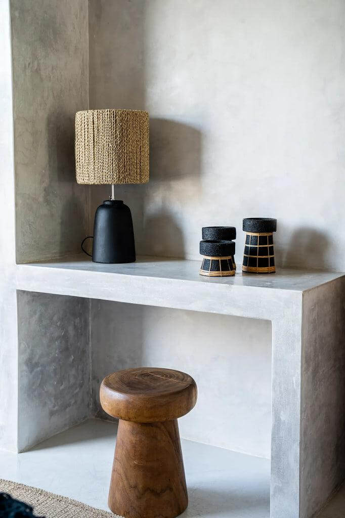Stijlvolle zwarte en natuurlijke Serene kaarsenhouders van terracotta met rotanrooster op moderne tafel.