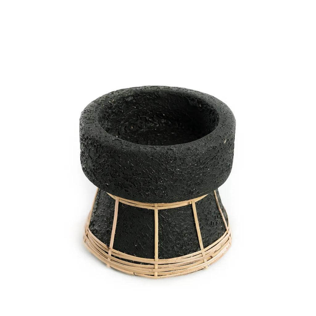Zwarte terracotta kaarsenhouder met rotan details, perfect voor sfeervolle inrichting, maat S
