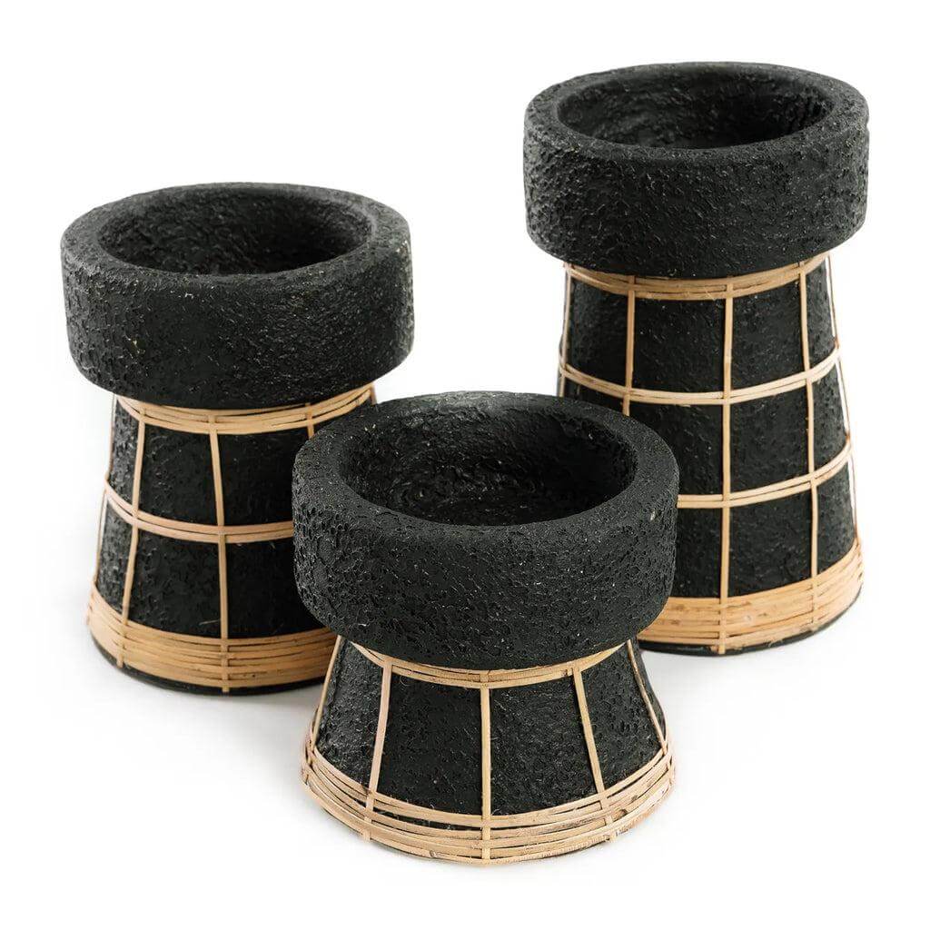 Zwarte terracotta kaarsenhouders met rotanrooster in drie maten, perfect voor sfeervolle tafeldecoratie.