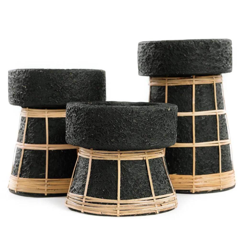 Set van drie zwarte terracotta kaarsenhouders met rotan details, perfect voor sfeervolle decoratie in elk seizoen.
