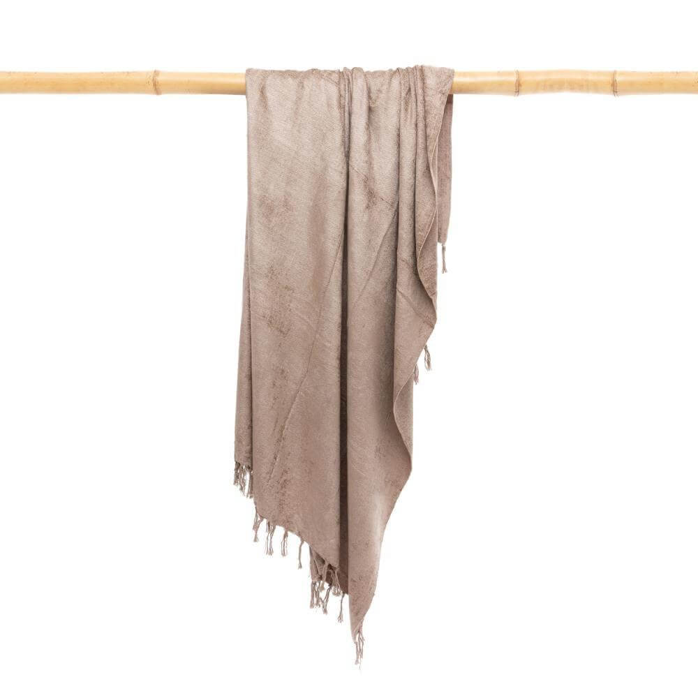 Luxe handgeweven katoenen plaid met franjes in beton velvet kleur op bamboe stok, perfect voor gezellige sfeer in huis.
