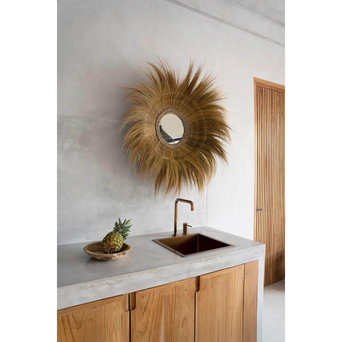 De verzonken bosspiegel - naturel, hangend in een moderne keuken met houten kast en natuursteen aanrechtblad. Unieke handgemaakte spiegel.