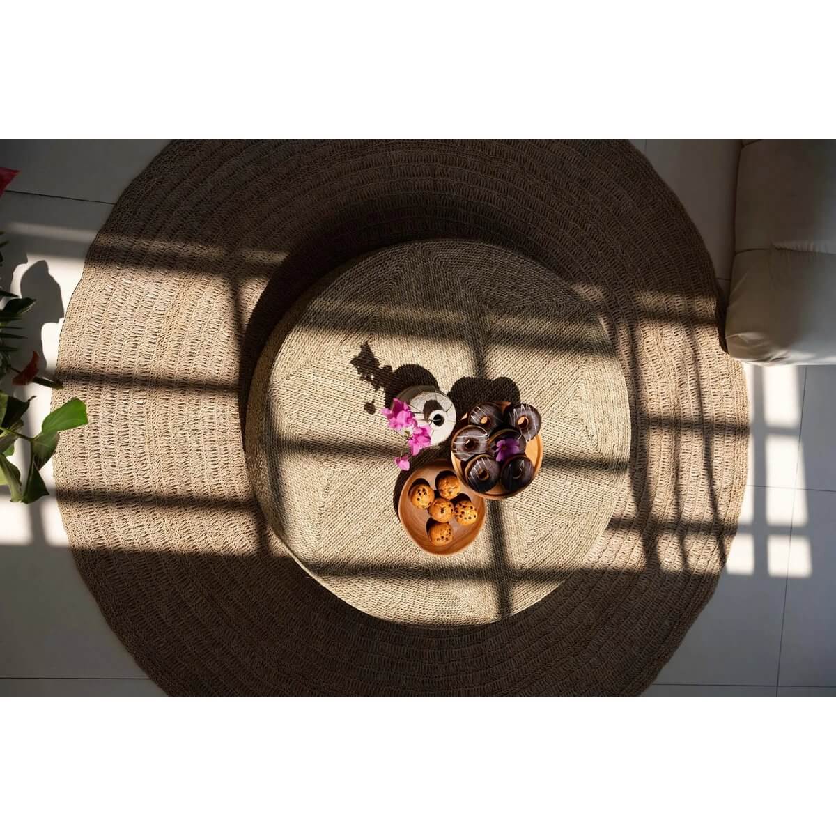 Zeegras poef - naturel in zonlicht met decoratieve schalen, ideaal voor bohemian interieur en extra zitplaatsen in woonkamer.