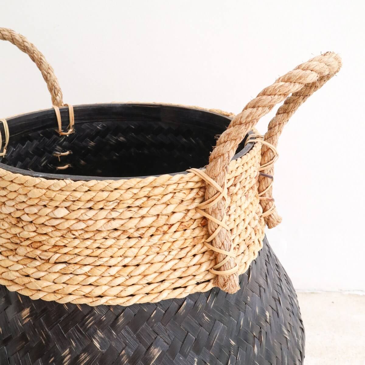 Handgeweven zwarte bamboemand BENOA met zeegras, stevig en duurzaam, perfect als stijlvolle wasmand of plantenhouder.