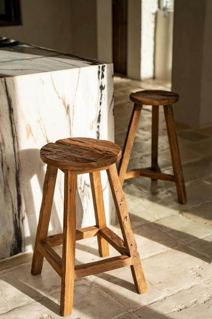 Alt Tag: Twee natuurlijke Shibori barstoelen van gerecycled teakhout bij een moderne keukenbar. Rustiek en stijlvol interieuraccent.