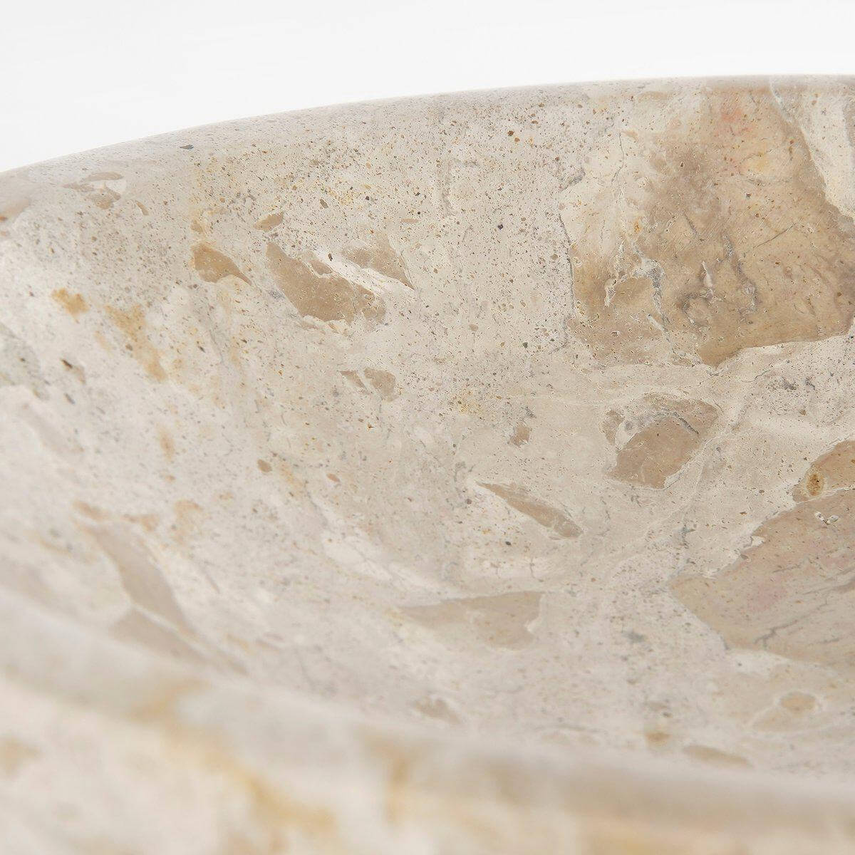 Close-up van beige marmeren Finnos schaal met uniek patroon, luxe uitstraling perfect voor interieurdecoratie.