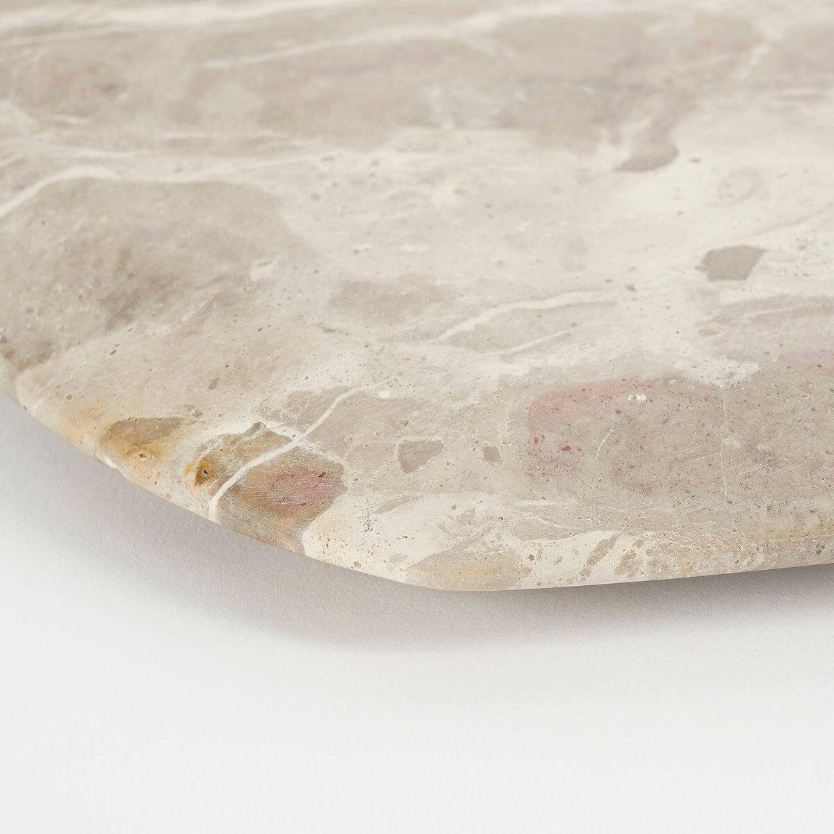 Marmeren Finnos snijplank van Mica Decorations met beige tinten en uniek patroon, voor een chique keukenuitstraling.
