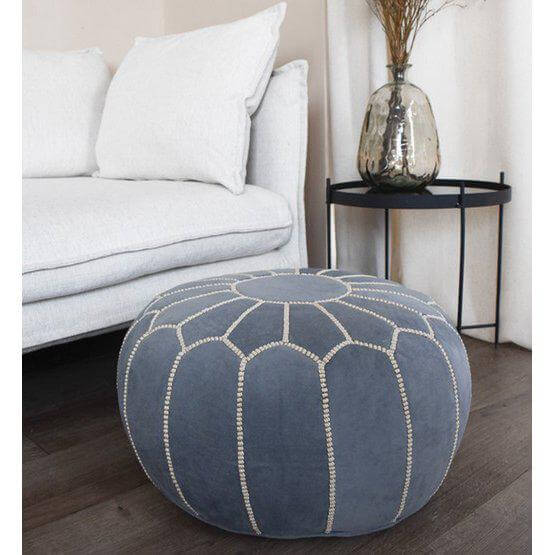 Marokkaanse fluwelen poef in denimblauw, perfect voor een boho sfeer in de woonkamer of kinderkamer, ook geschikt als voetenbankje.