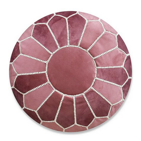 Handgemaakte roze fluwelen poef met Marokkaans design, perfect als gezellige toevoeging aan je interieur.