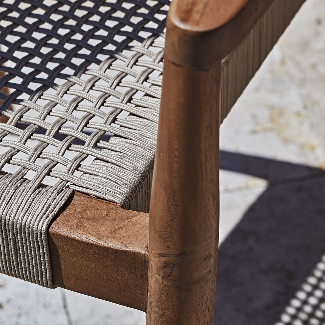 Freya tuinstoel met armleuning naturel - donker teakhout-Tuin stoelen-Raw Materials-Ik Hout ervan.