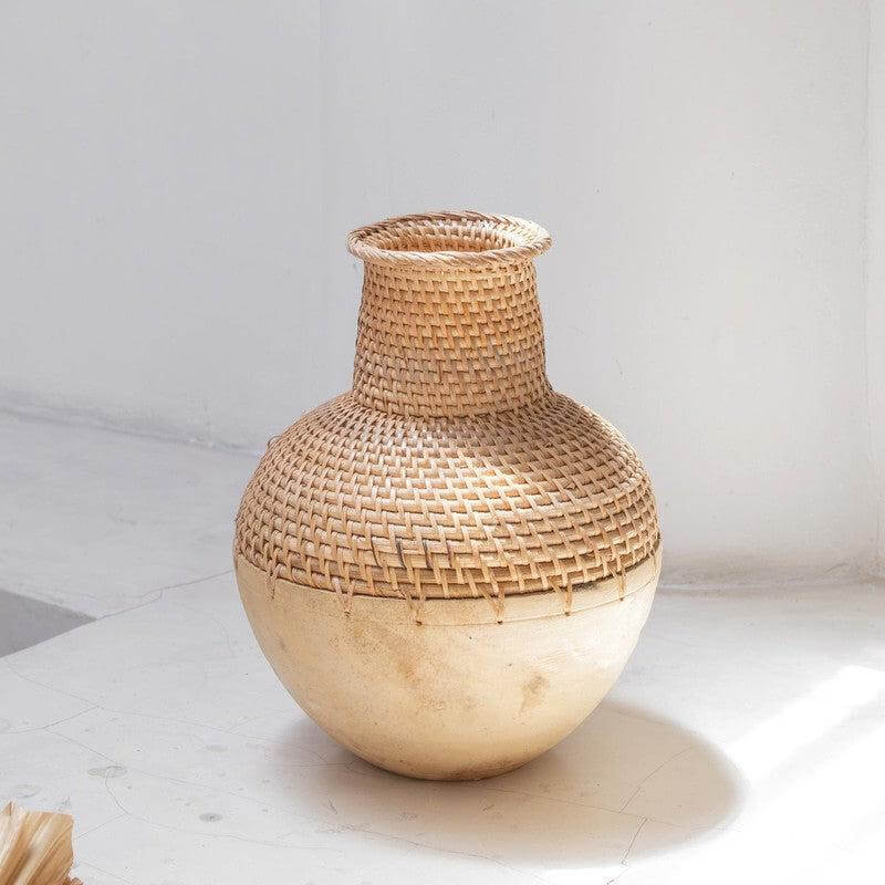 Geweven Boho Vaas KAMARI van rotan en hout, 22 cm doorsnede, handgemaakt, ideaal voor gedroogde bloemen, plasticvrije verpakking.