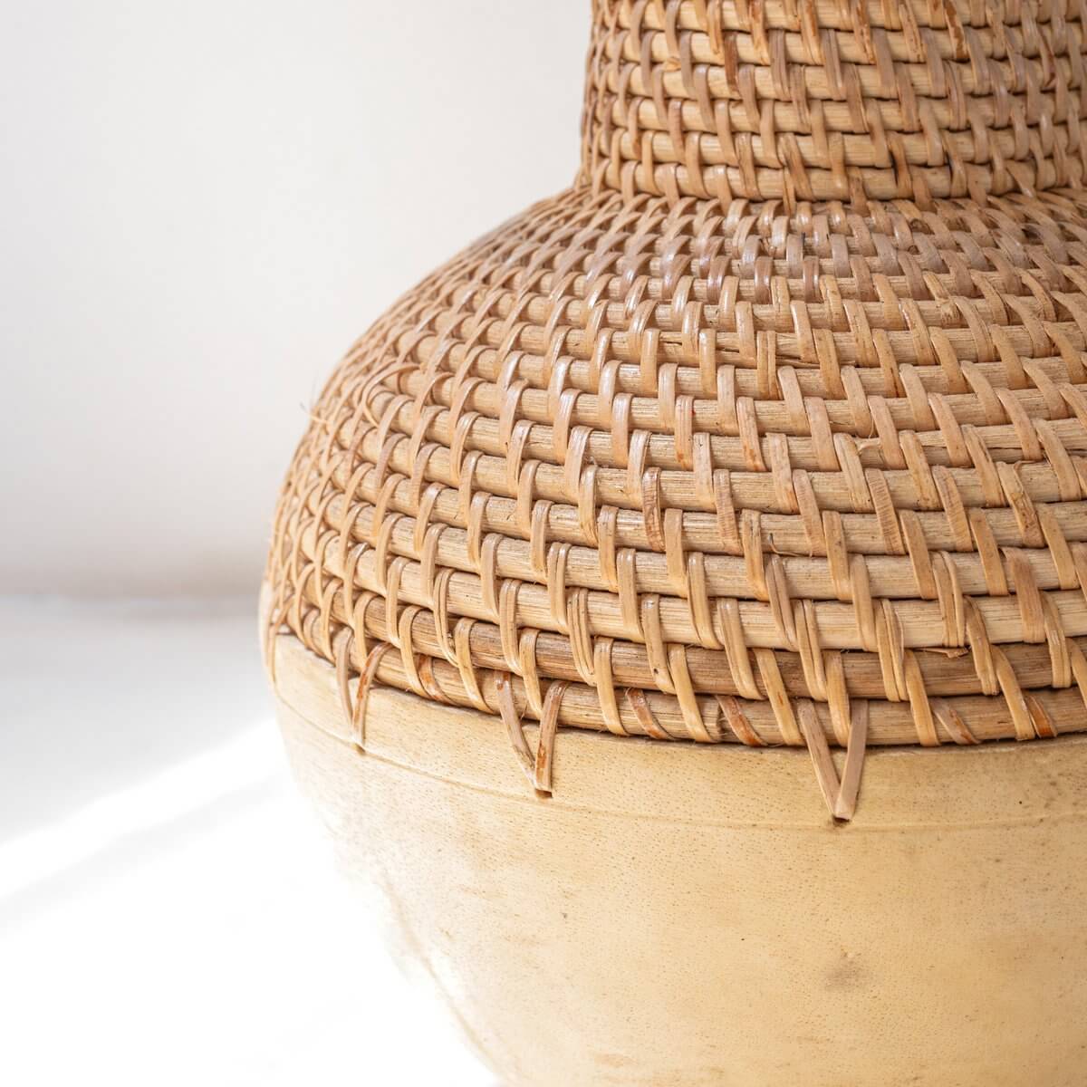 Geweven Boho Vaas KAMARI van duurzaam rotan en hout, ideaal voor bohostijl interieur. Handgemaakt en plasticvrij verpakt.
