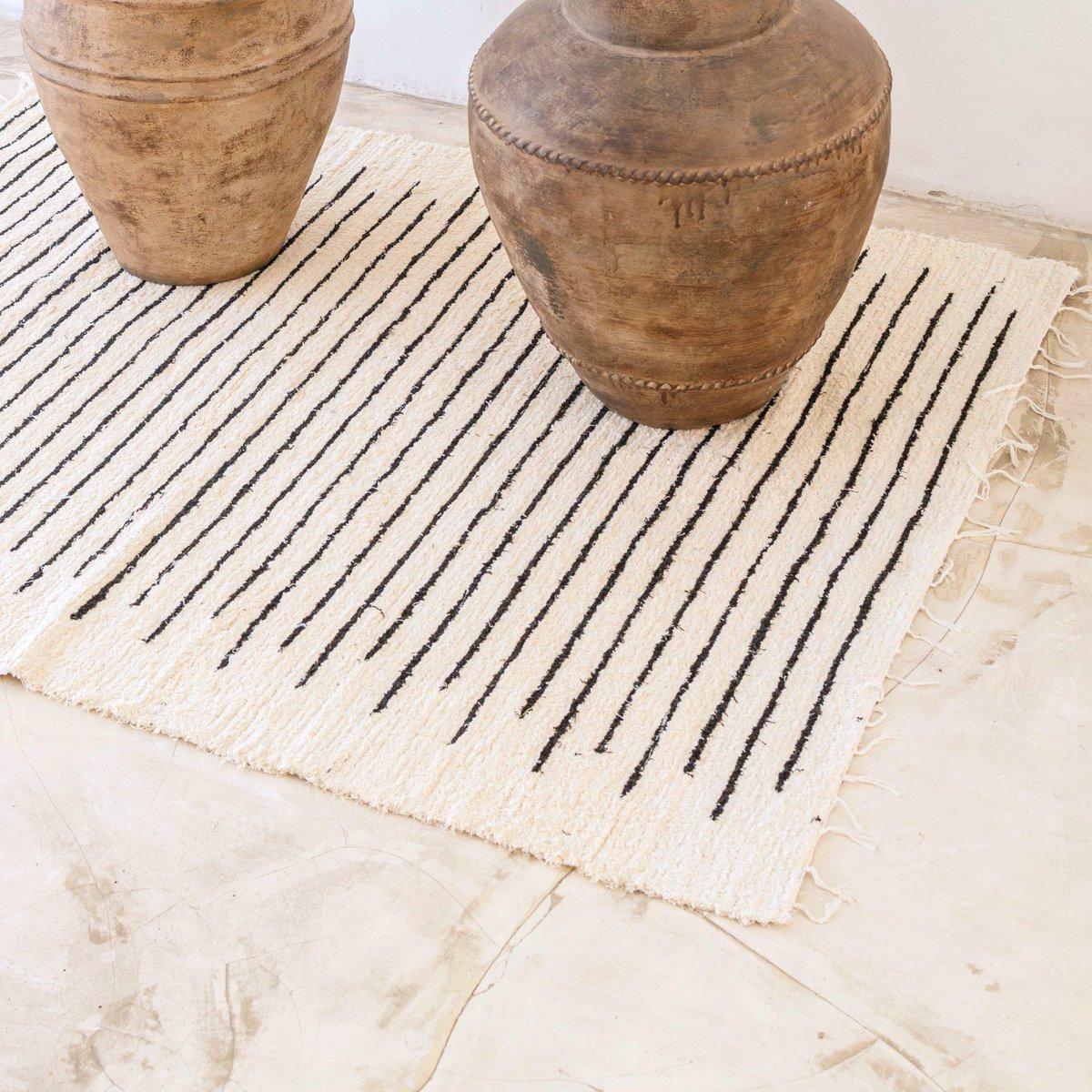 Groot vloerkleed van wit katoen met zwarte strepen 150x120 cm KERTA handgeweven-vloerkleden-Soeji-Ik Hout ervan.