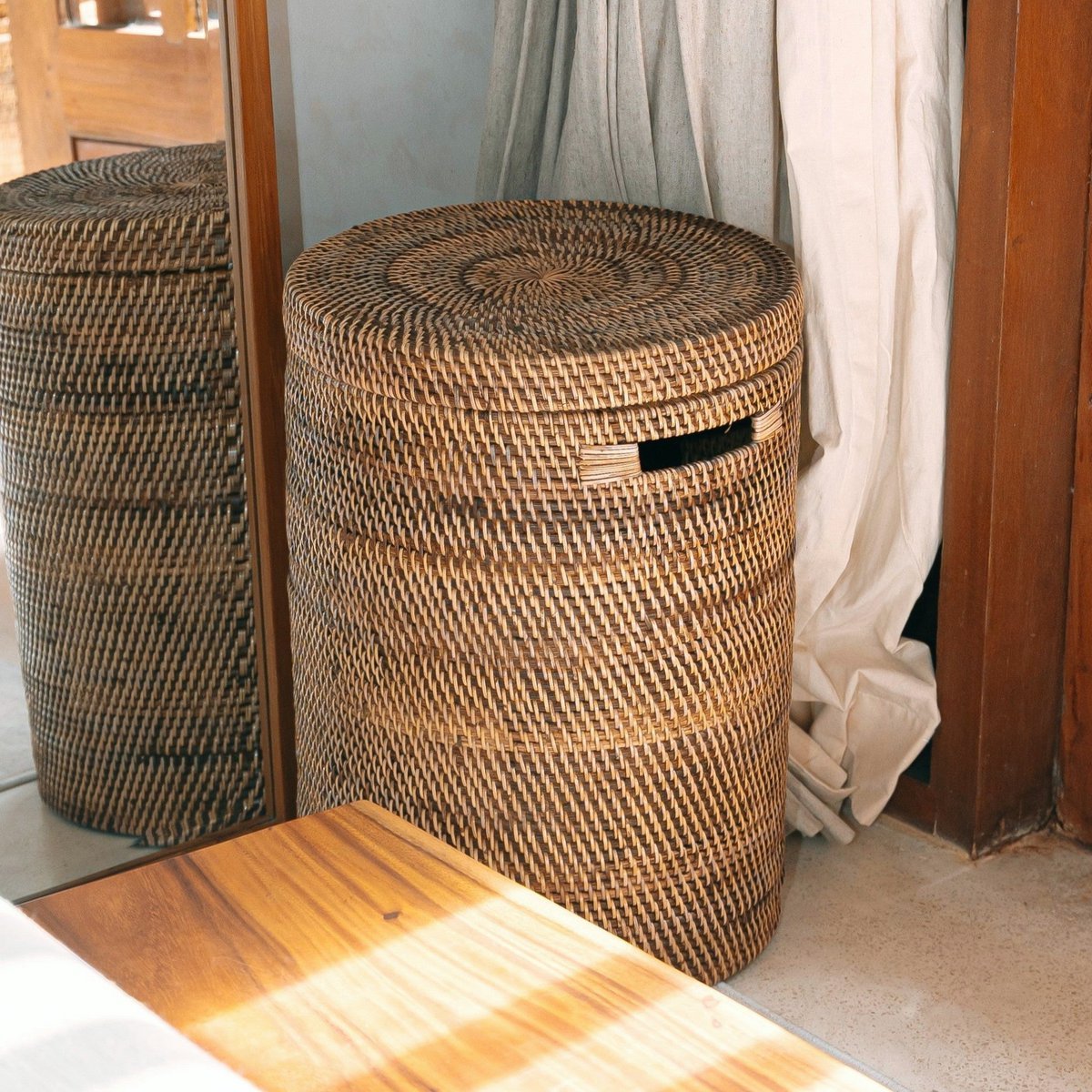 Grote wasmand met deksel - geweven ronde mand - bruine boho opslagmand - decoratieve rotan mand (2 maten Ø 36/40 cm) sari (bruin)-manden met deksel-Soeji-Ik Hout ervan.