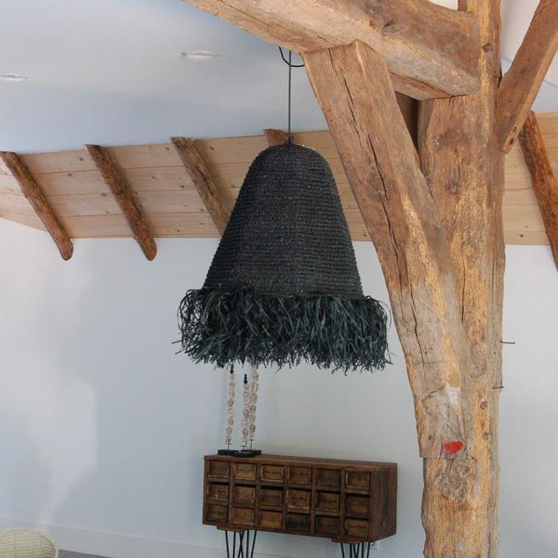 Hangende lampenkap Mojo zwart van raffia voor een Ibiza look, ideaal voor een exotische touch in je interieur.