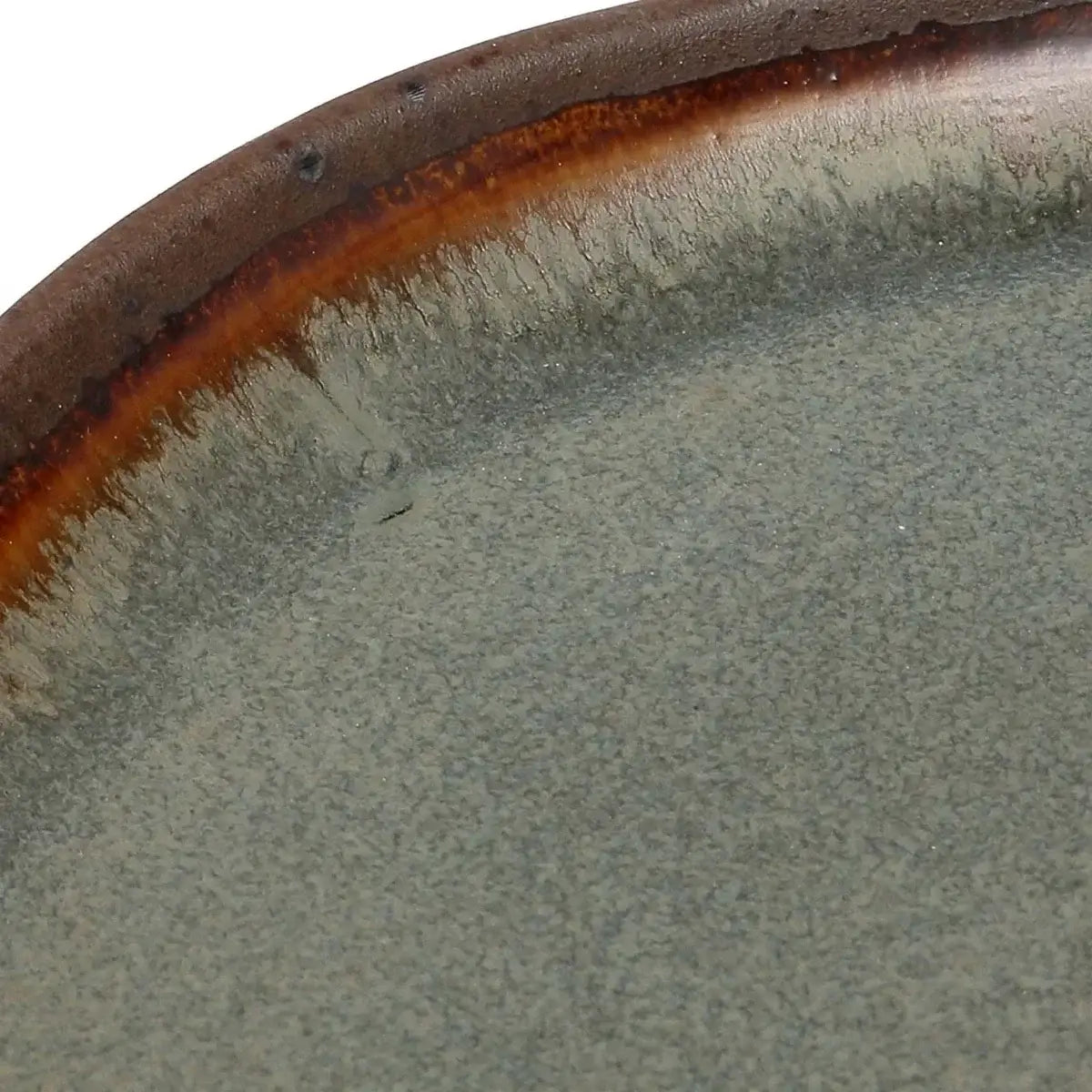 Close-up of Het Côa Saladebord's organic design in handgemaakt Portugees keramiek, showcasing its unique bohemian luxe finish