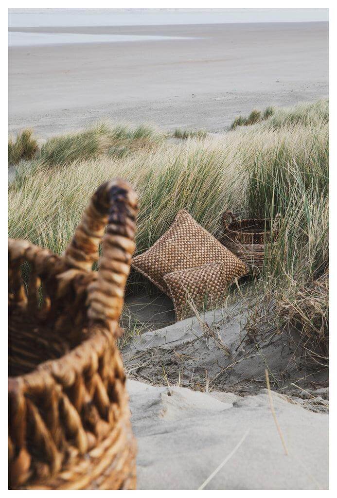 Handgeweven waterhyacint kussen bij de duinen, voegt boho vibe toe aan elk interieur, ideaal voor woonkamer of terras.