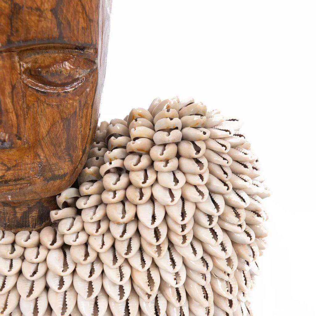 Handgesneden Ogoh Ogoh beeld van jackfruit hout met kaurischelpen voor interieurdecoratie, beschermt tegen kwade geesten.
