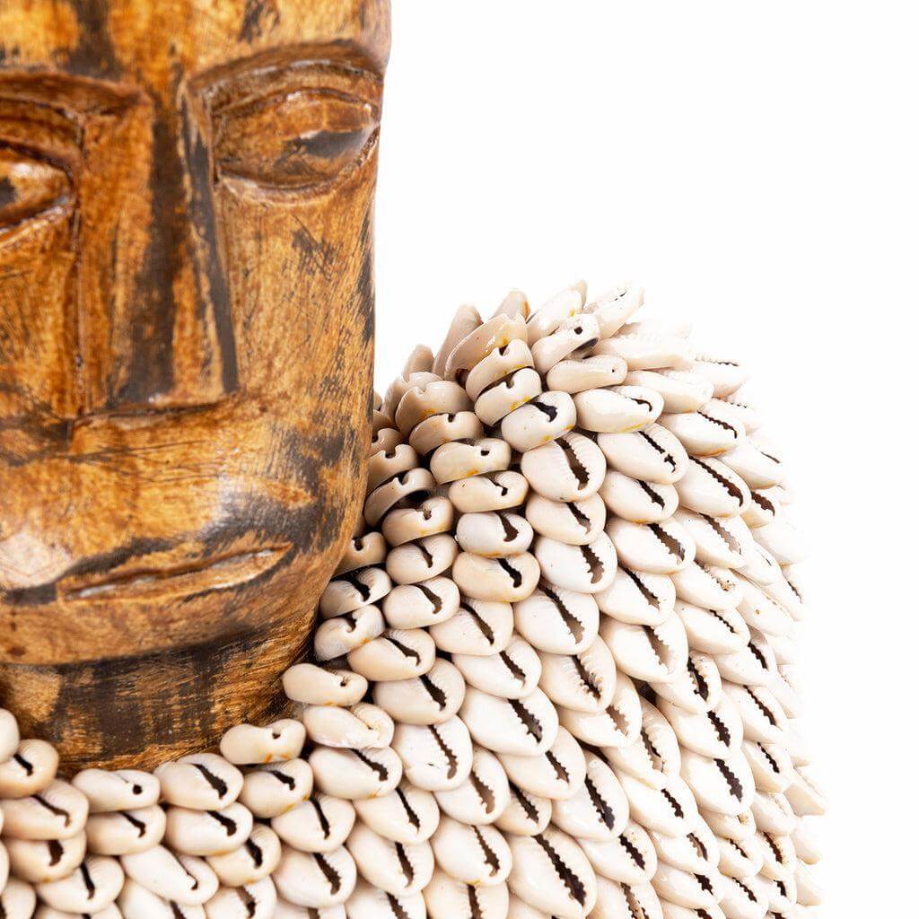 Houtsnijwerk beeld met kaurischelpen detail, handgemaakt in Indonesië, bedoeld om kwade geesten af te weren, kleur naturel.