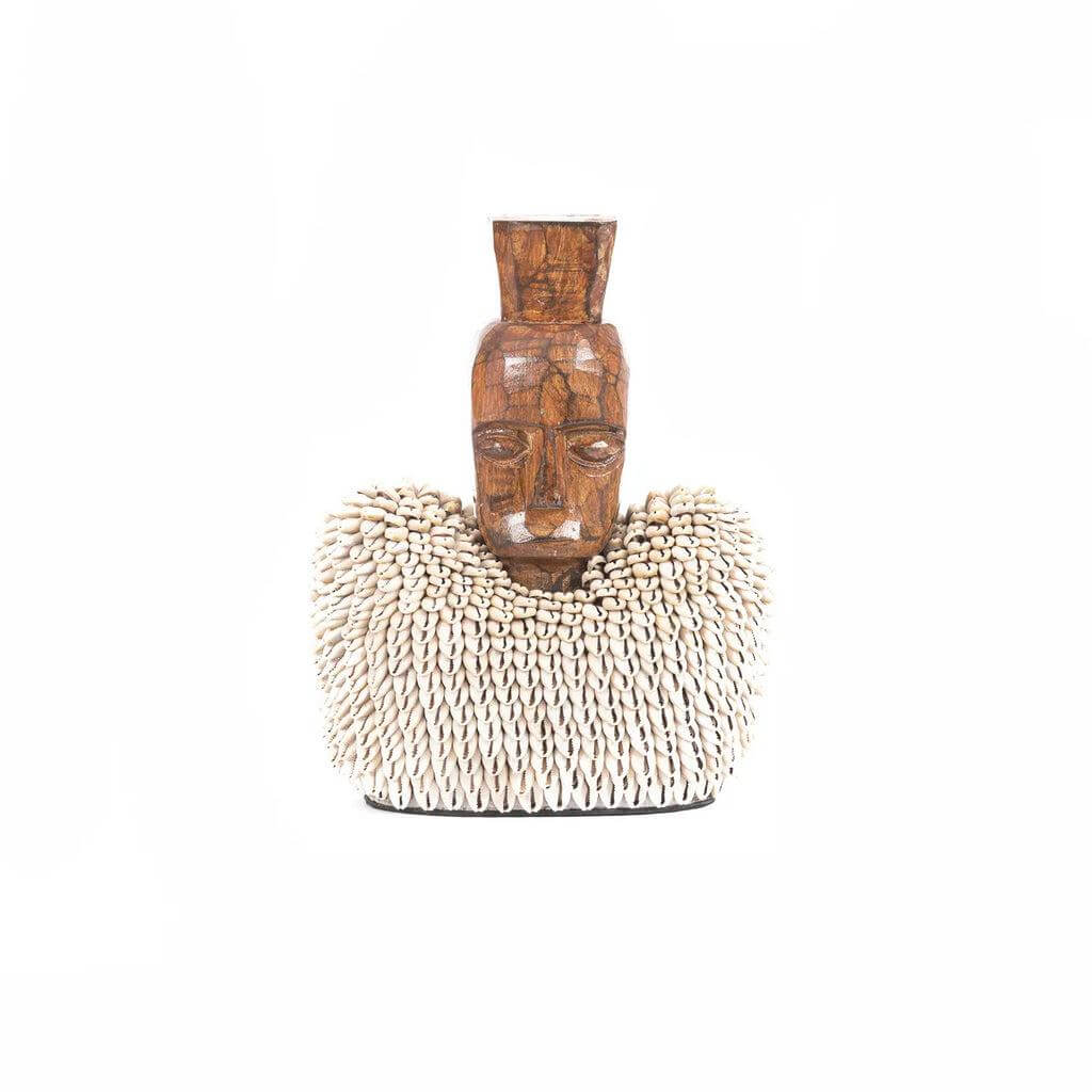 Ogoh Ogoh beeld van Indonesisch jackfruit hout met kaurischelpen, decoratief en beschermend tegen kwade geesten, L formaat.