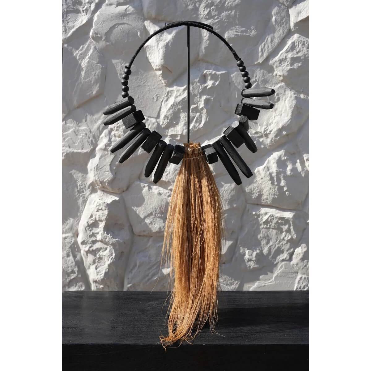 Bohemian Rayung gras display met houten stukken op standaard van Bazar Bizar, zwart en natuurlijk, voor interieur of tuin.