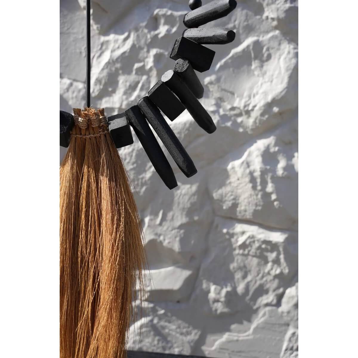 Zwart houten stukken versieren bohemian Rayung gras display op standaard, ideaal voor interieur, terras of tuin. Bazar Bizar Living.