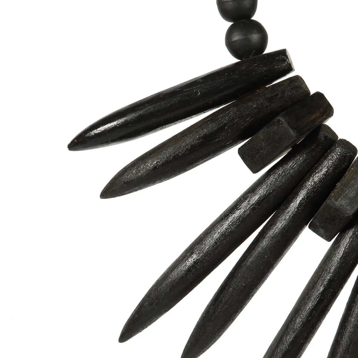 Zwarte houten decoratie-element op Rayung-hout standaard, perfect voor bohemian interieurdecoratie van Bazar Bizar Living.