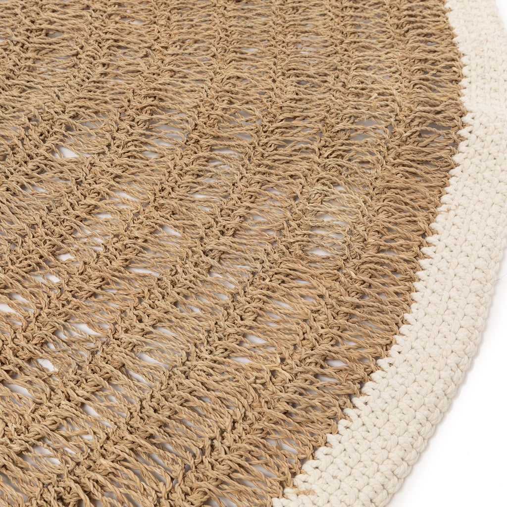 Het Seagrass & Katoen Rond Tapijt - Naturel Wit - 150 Bazar Bizar Ons ronde tapijt van zeegras en katoen is een absolute must voor uw huis. Het geeft textuur en zachtheid aan een harde vloer en creëert een visueel accent met de witte katoenen rand. Natuur