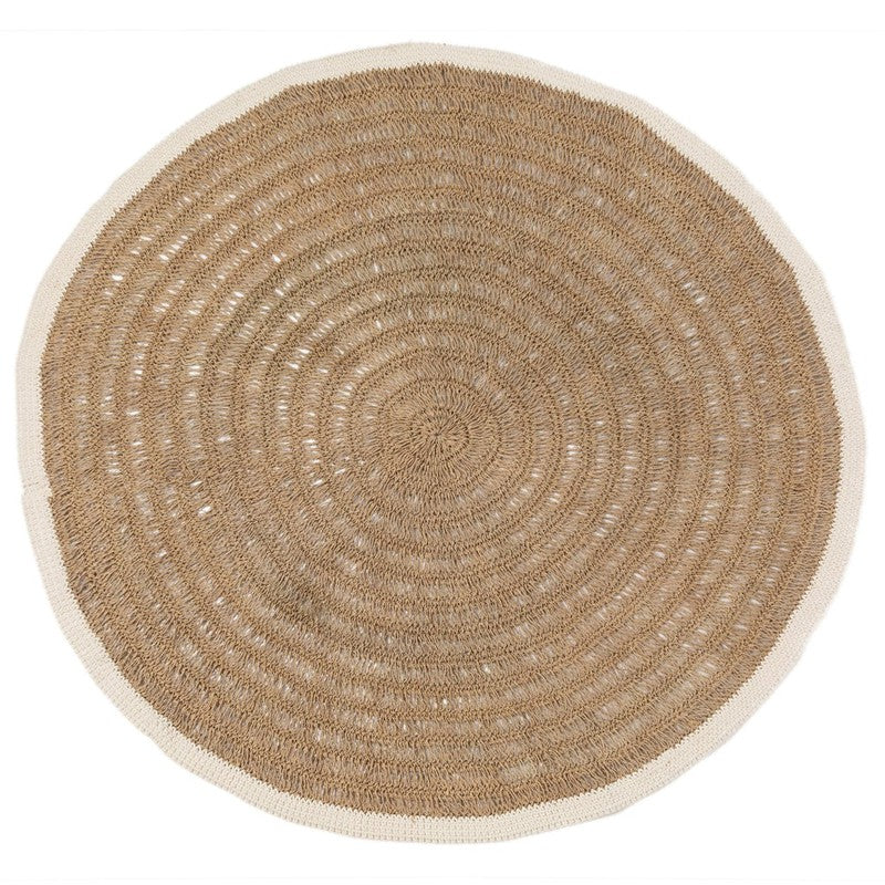 Het Seagrass & Katoen Rond Tapijt - Naturel Wit - 150 Bazar Bizar Ons ronde tapijt van zeegras en katoen is een absolute must voor uw huis. Het geeft textuur en zachtheid aan een harde vloer en creëert een visueel accent met de witte katoenen rand. Natuur