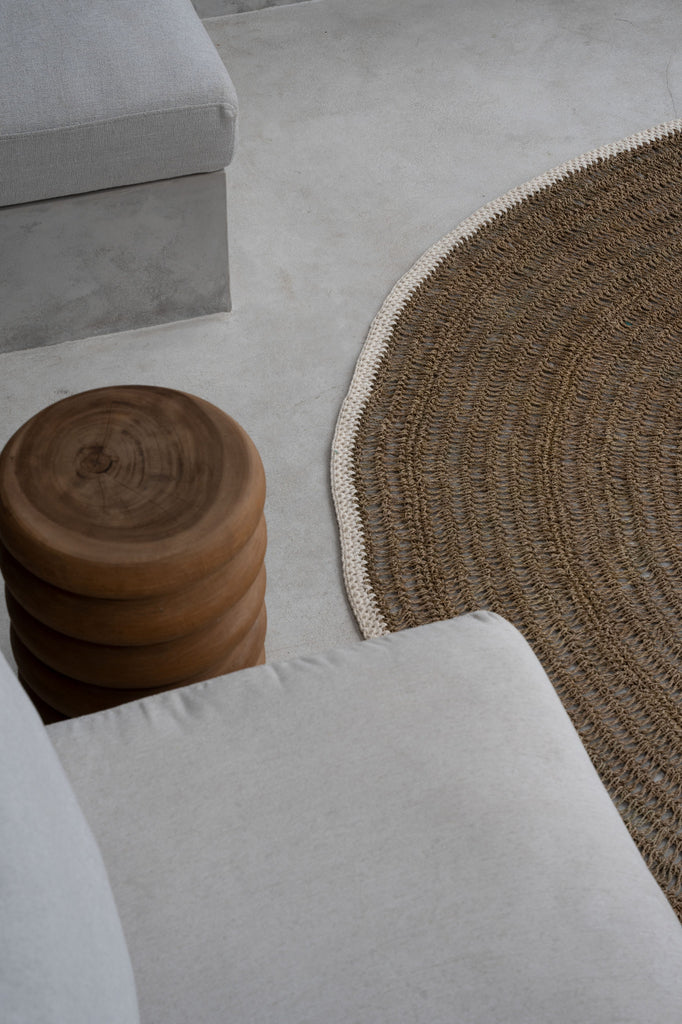 Het Seagrass & Katoen Rond Tapijt - Naturel Wit - 200 Bazar Bizar Ons ronde tapijt van zeegras en katoen is een absolute must voor uw huis. Het geeft textuur en zachtheid aan een harde vloer en creëert een visueel accent met de witte katoenen rand. Natuur