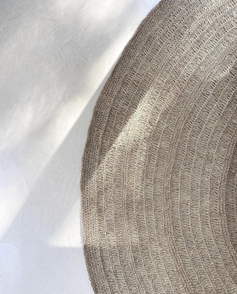 Het Seagrass Tapijt - Naturel - 150cm Bazar Bizar Ons cirkelvormige zeegras tapijt, gemaakt van raffia, sisal en palm, heeft een natuurlijke kleur en geeft textuur en zachtheid aan een harde vloer. Natuurlijk slijtvast, ideaal voor uw keuken, leefruimte o