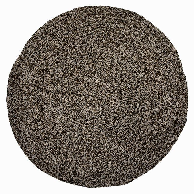 Het Seagrass Tapijt - Naturel Zwart - 200 Bazar Bizar Ons cirkelvormige zeegras tapijt, gemaakt van raffia, sisal en palm, heeft een natuurlijk en zwarte kleur en geeft textuur en zachtheid aan een harde vloer. Natuurlijk slijtvast, ideaal voor uw keuken,