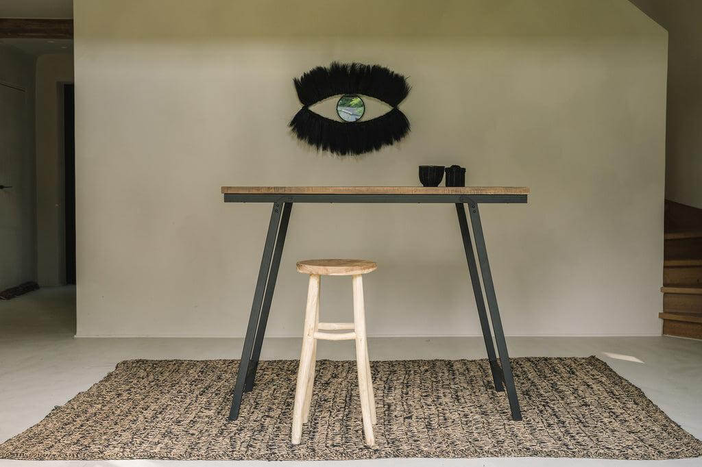 Alt Tag: Stijlvolle woonkamer met naturelkleurig zeegras tapijt 200x300 cm, tafel en kruk voor moderne interieurinrichting.