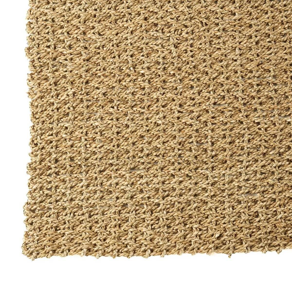 Close-up of natural woven Sizali rug, 100% sisal, 300x200 cm, with earthy shades and bohemian style, perfect for adding texture.