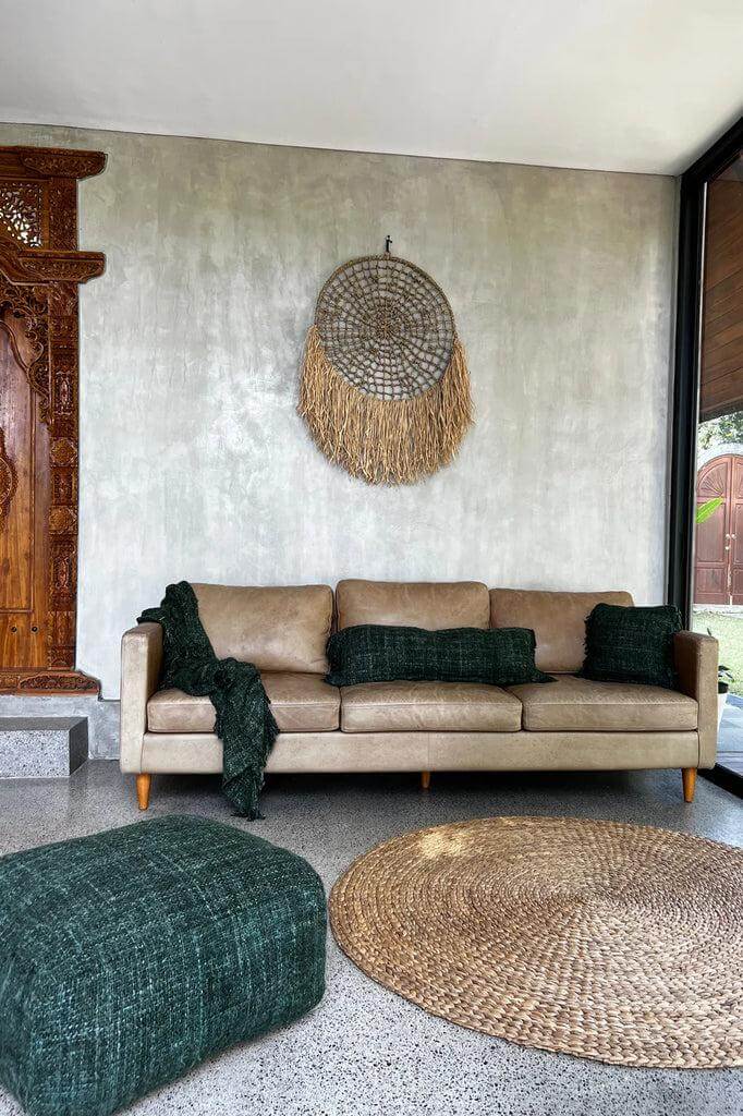 Stijlvolle woonkamer met natuurlijk waterhyacint tapijt van 150 cm en groene accenten, perfect voor een boho interieur.