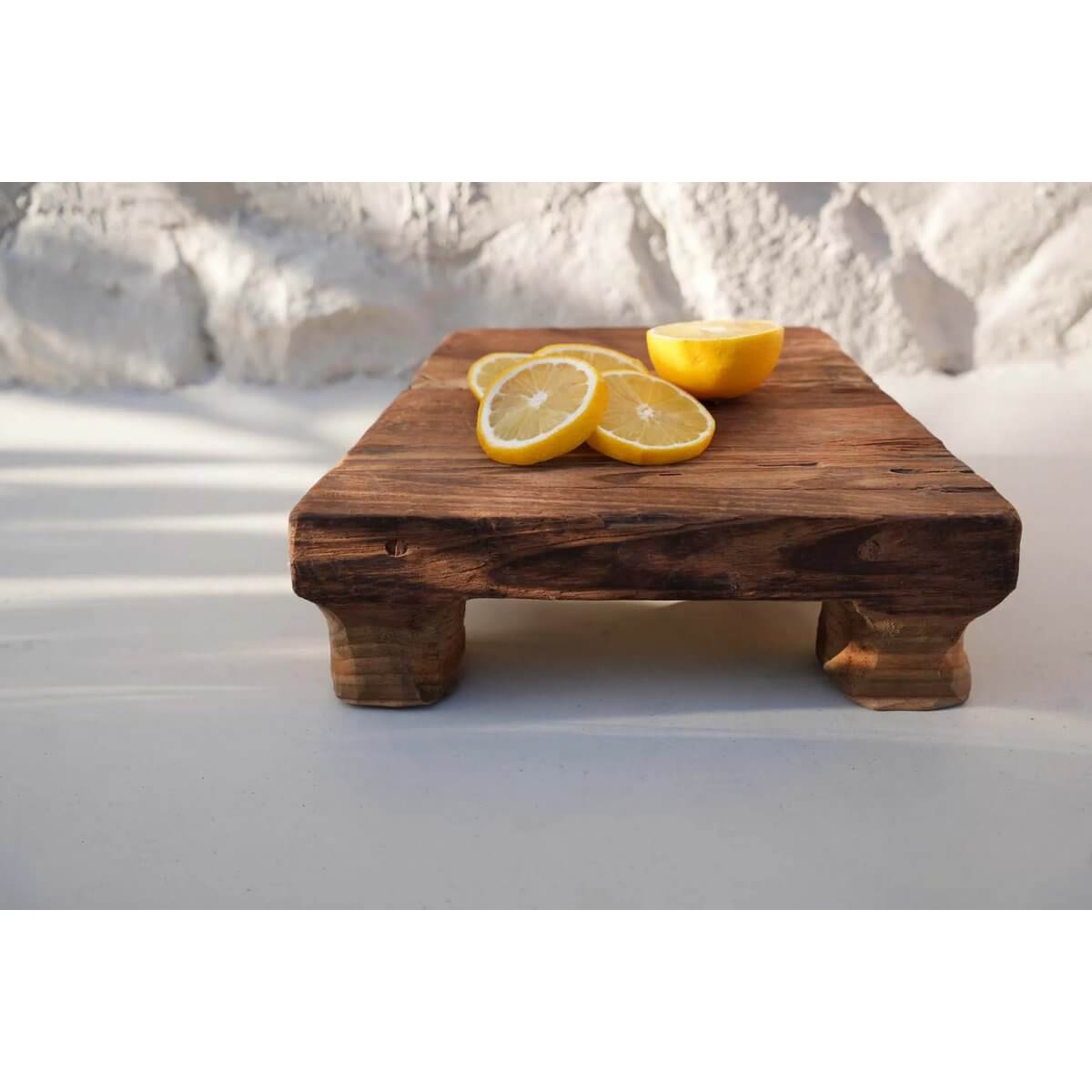 Bohemian teakhouten dienblad met citroenen, perfect voor stijlvolle snacks en tapas met natuurlijke houtnerf charme.