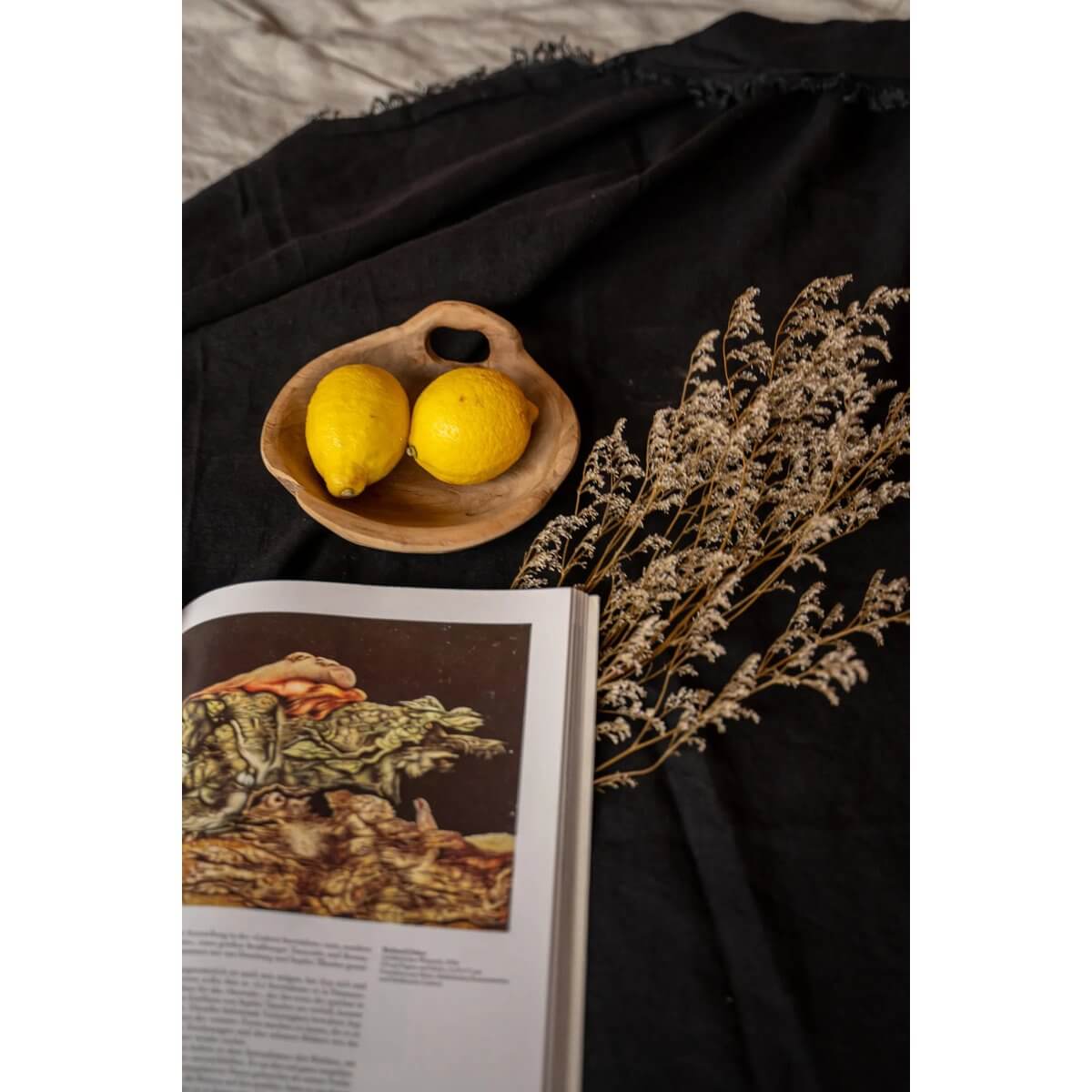 Zwart linnen tafelkleed met houten bord, citroenen en droogbloemen; elegant tafereel voor stijlvolle eettafel, 150x250 cm.