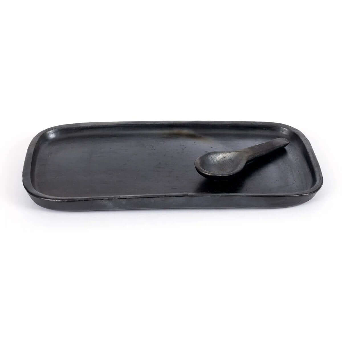 Stijlvolle zwarte terracotta tapasbord met lepel, perfect voor het serveren van kleine hapjes en sushi. Elegant en indrukwekkend design.